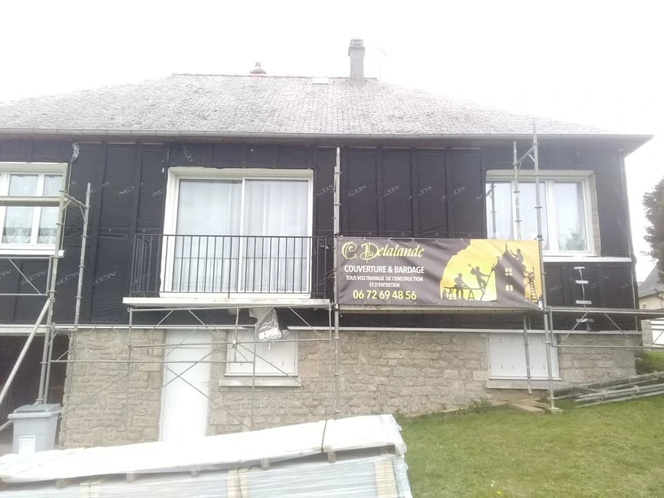 Installation de bardage sur une maison. Couverture Delalande, spécialiste en travaux de bardage et isolation à Vieux-Viel en Ille-et-Vilaine.