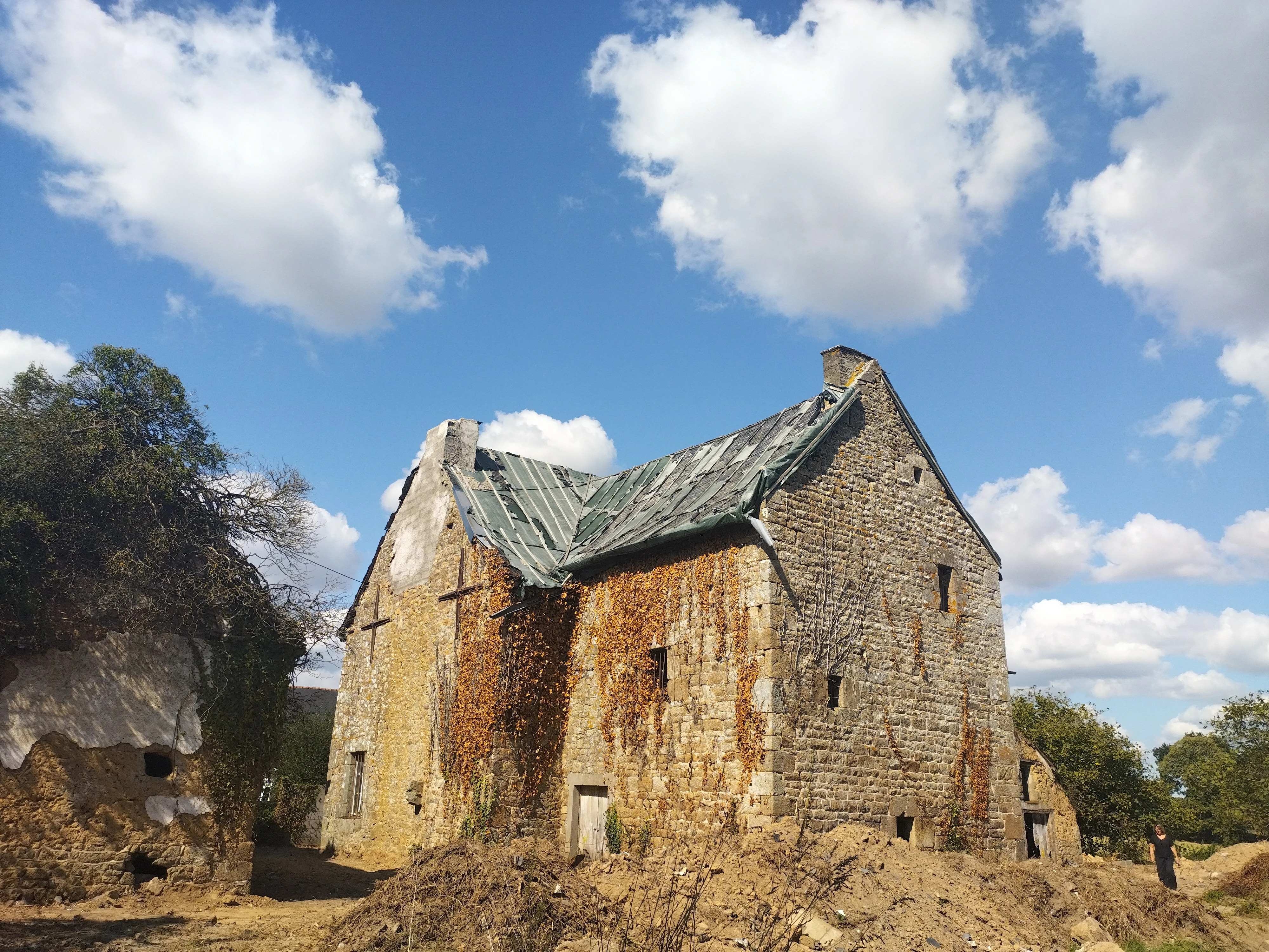 Maison ancienne avec toiture en cours de rénovation. Couverture Delalande, expert en rénovation de toitures et bâtiments anciens à Vieux-Viel.