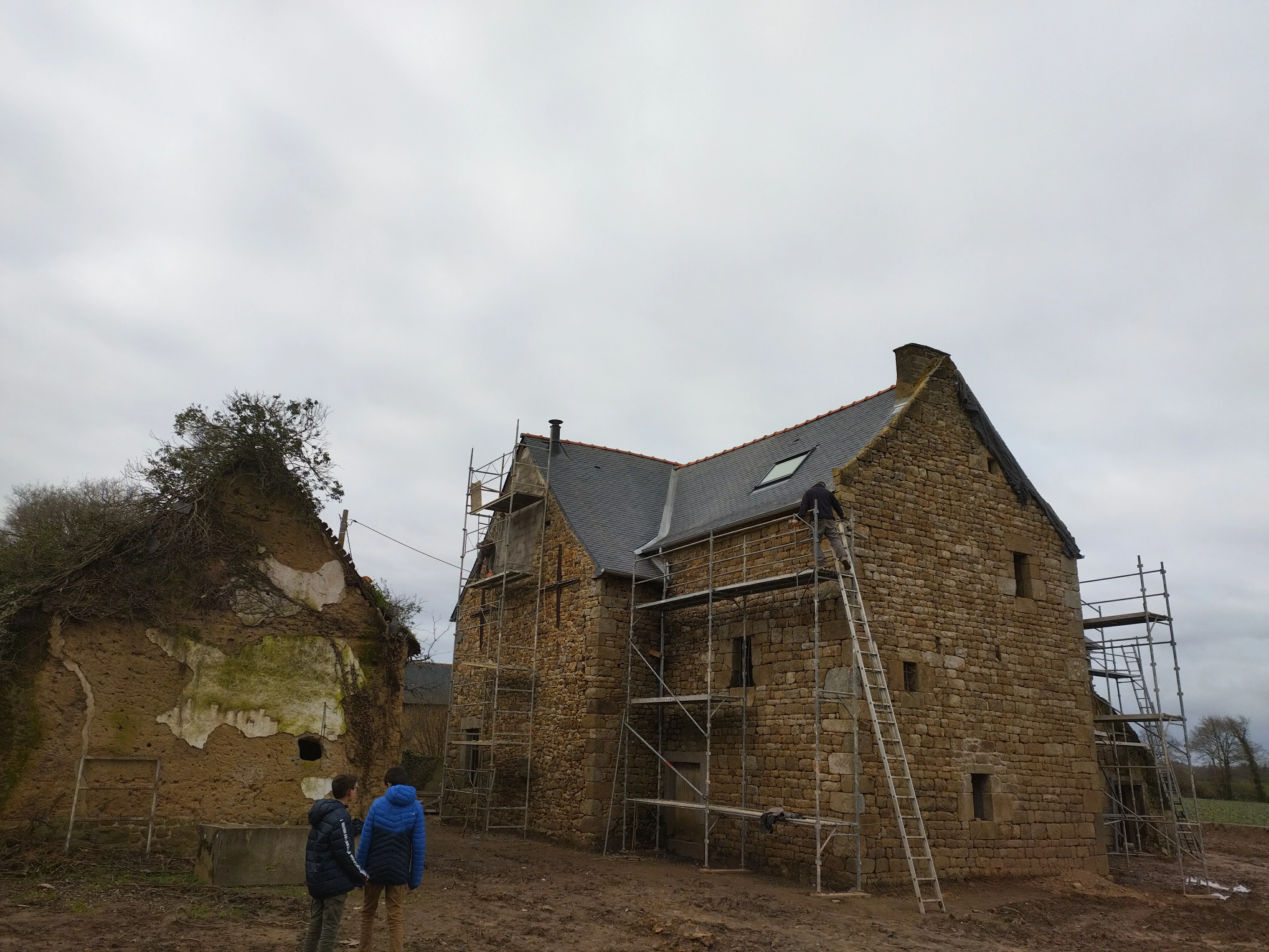 Rénovation d'une longère en pierre avec toiture en ardoise. Couverture Delalande, spécialiste en restauration de bâtiments anciens à Vieux-Viel.