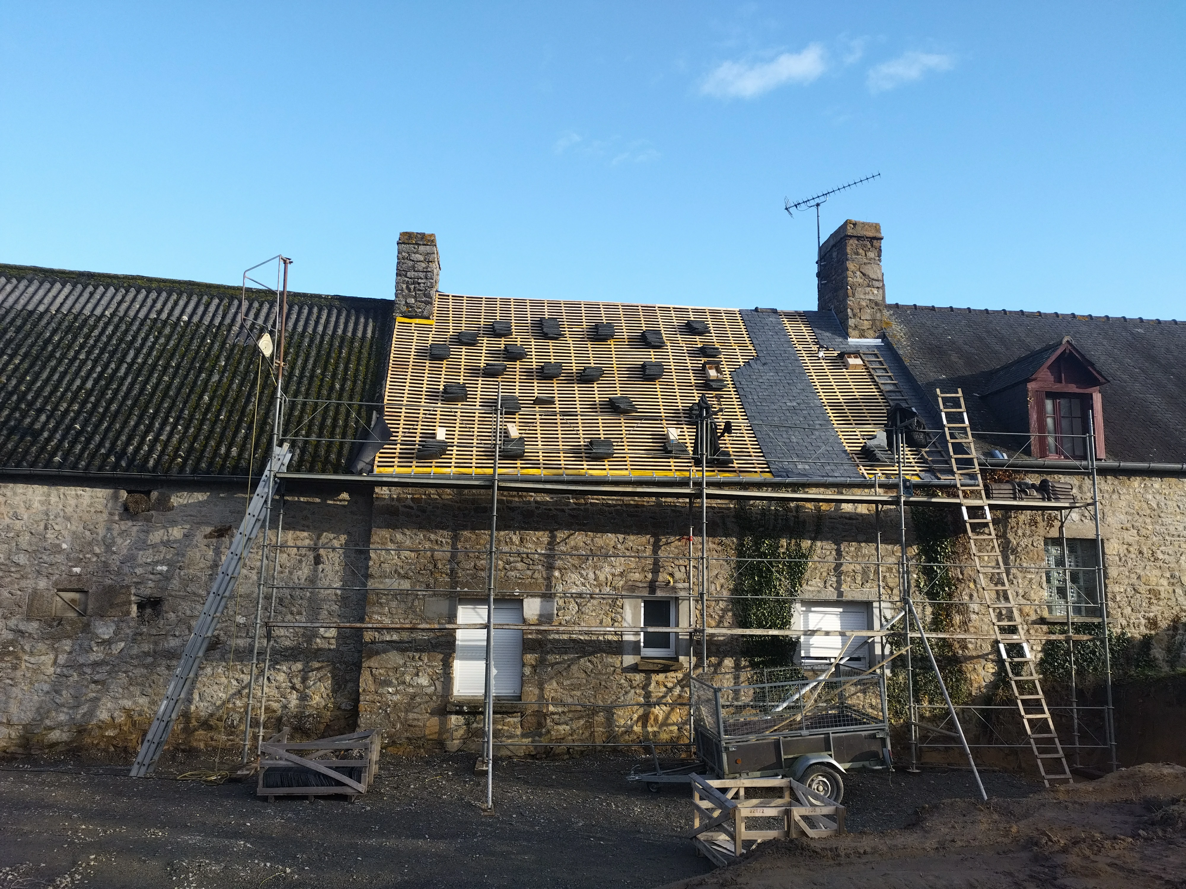 Réfection de toiture en ardoise avec charpente visible. Couverture Delalande, expert en toitures ardoise et charpentes à Vieux-Viel.