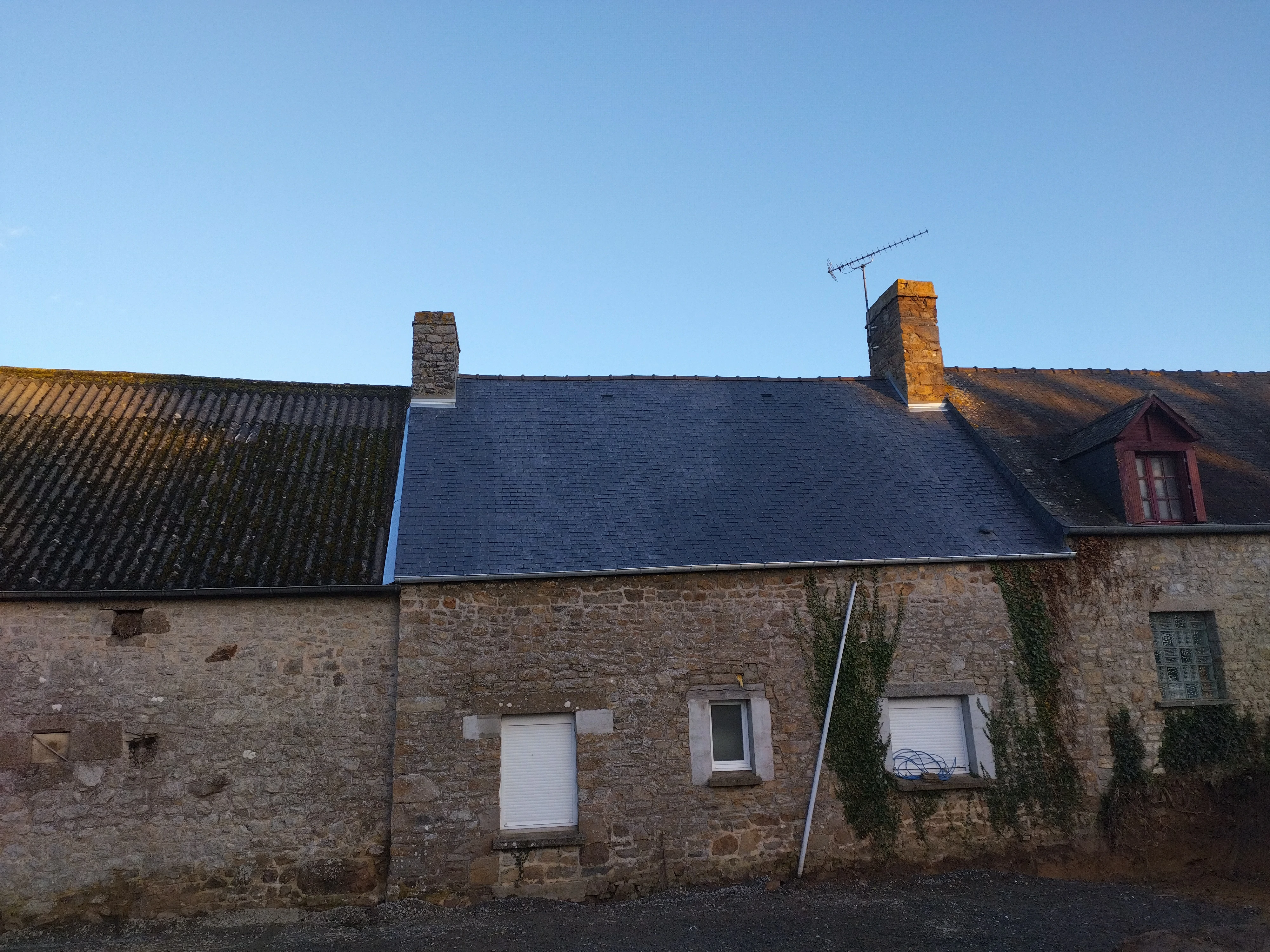 Toiture en ardoise neuve sur une maison ancienne en pierre. Couverture Delalande, spécialiste en toitures traditionnelles à Vieux-Viel.