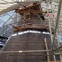 Travaux de restauration sur un clocher avec toiture en ardoise. Couverture Delalande, expert en rénovations patrimoniales en Ille-et-Vilaine.