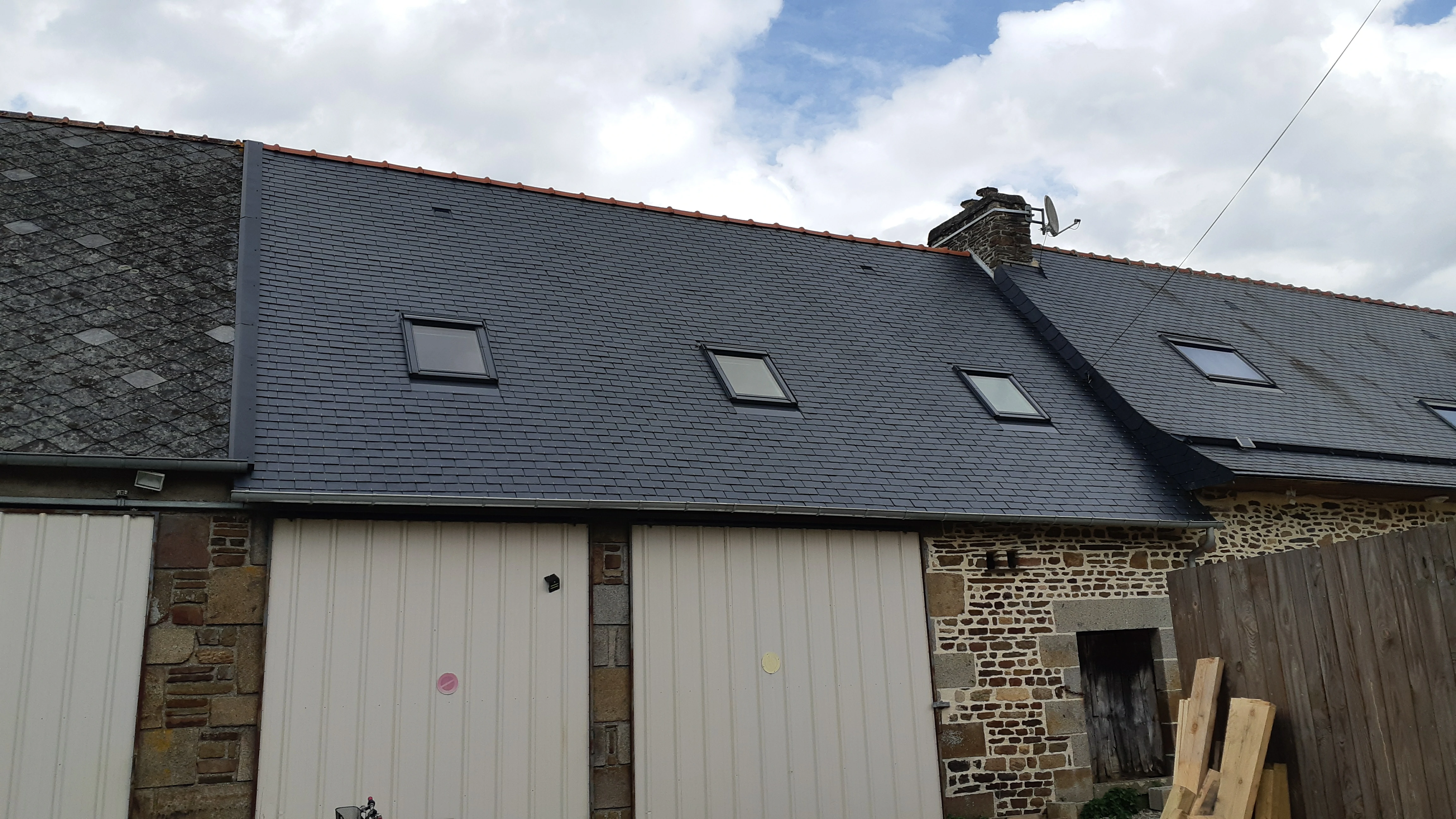 Installation récente d'une couverture en ardoise sur une longère bretonne par Couverture Delalande.