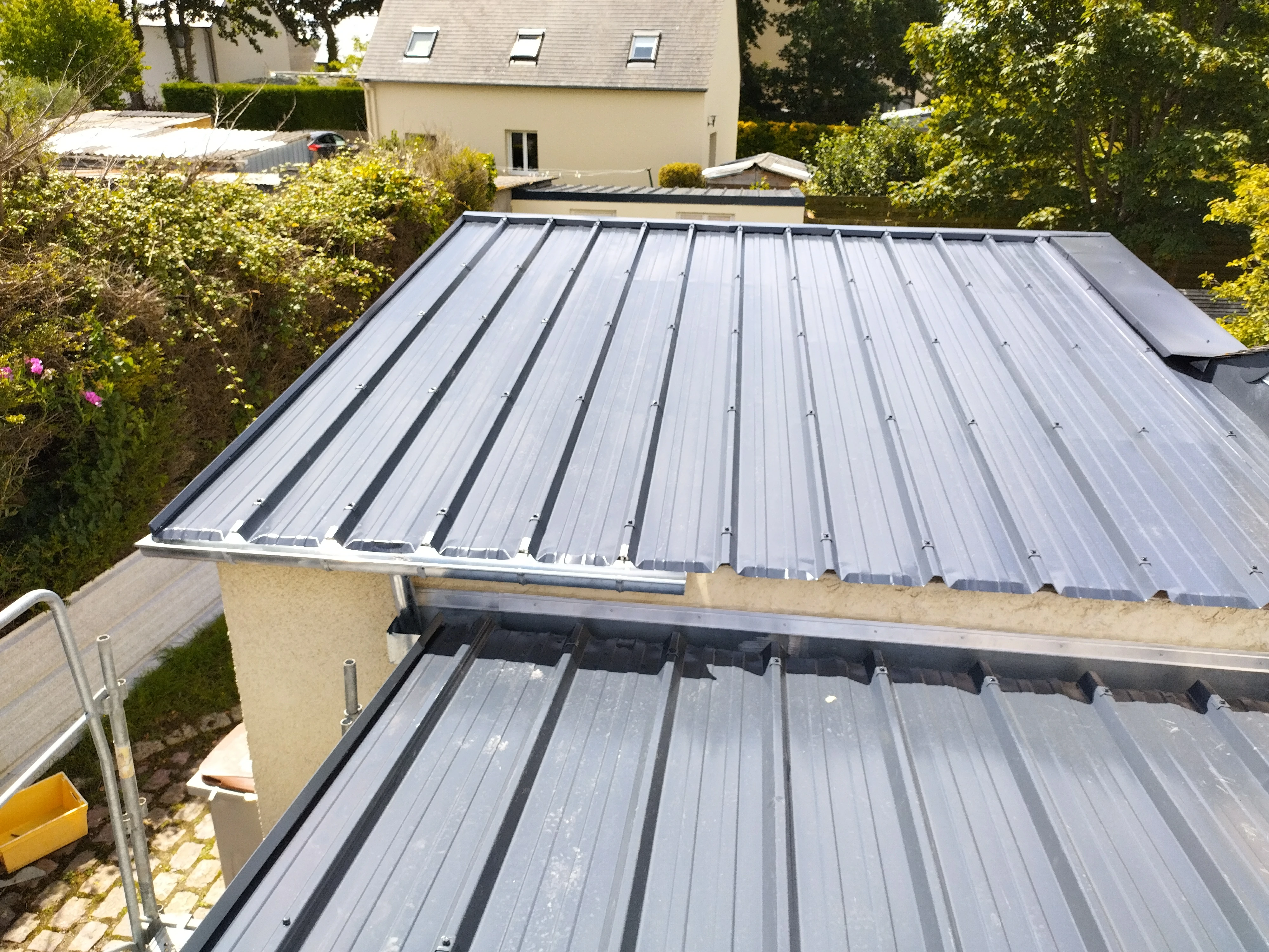 Travaux en cours sur une toiture en métal, avec renforcement et pose de panneaux isolants par Couverture Delalande.